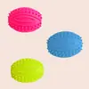 Venta al por mayor de fábrica juguetes para perros pelota de granada de rugby TPR limpieza de dientes juguetes interactivos con sonido suministros para mascotas