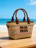 Bolsa de Praia Pequena Tecida à Mão para Mulheres 2026 Nova Bolsa de Verão para Ombro e Transversal Cesta Balde de Palha