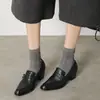 Mocassins quadrados de estilo britânico vintage com fivelas de fileira dupla, saltos altos e saltos grossos para mulheres, versáteis e fáceis de combinar.
