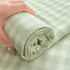 2026 Novo Estilo Liso Tecido Grosso Xadrez Lençol de Cama Tapete Refrescante Macio Lençol de Cama Fronha Conjunto de Três Peças Nova Textura de Areia Fina Atualizada