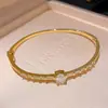 Pulsera hueca de circón lujosa, brillante y deslumbrante, con diseño de cielo estrellado, brazalete geométrico tridimensional, joyería de lujo ligero y sensación de alta gama