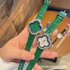 Reloj de Cuarzo para Mujer Danny Road con Correa de Cuero, Esfera de Diamantes Completa con Superficie de Concha de Trébol de Cuatro Hojas, Moderno y Versátil, con Calendario