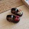 Zapatos Infantiles 2026 Otoño Nuevo Estilo Vintage Bebé Dibujos Animados de Suela Baja Zapatos Individuales para Niñas Cómodos Zapatos Pequeños de Cuero