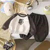 Novo Conjunto Estiloso de Moletom com Capuz e Calça para Bebês e Crianças Pequenas Outono Manga Longa Bloco de Cores Moletom com Capuz Calça Conjunto de Duas Peças Tendência