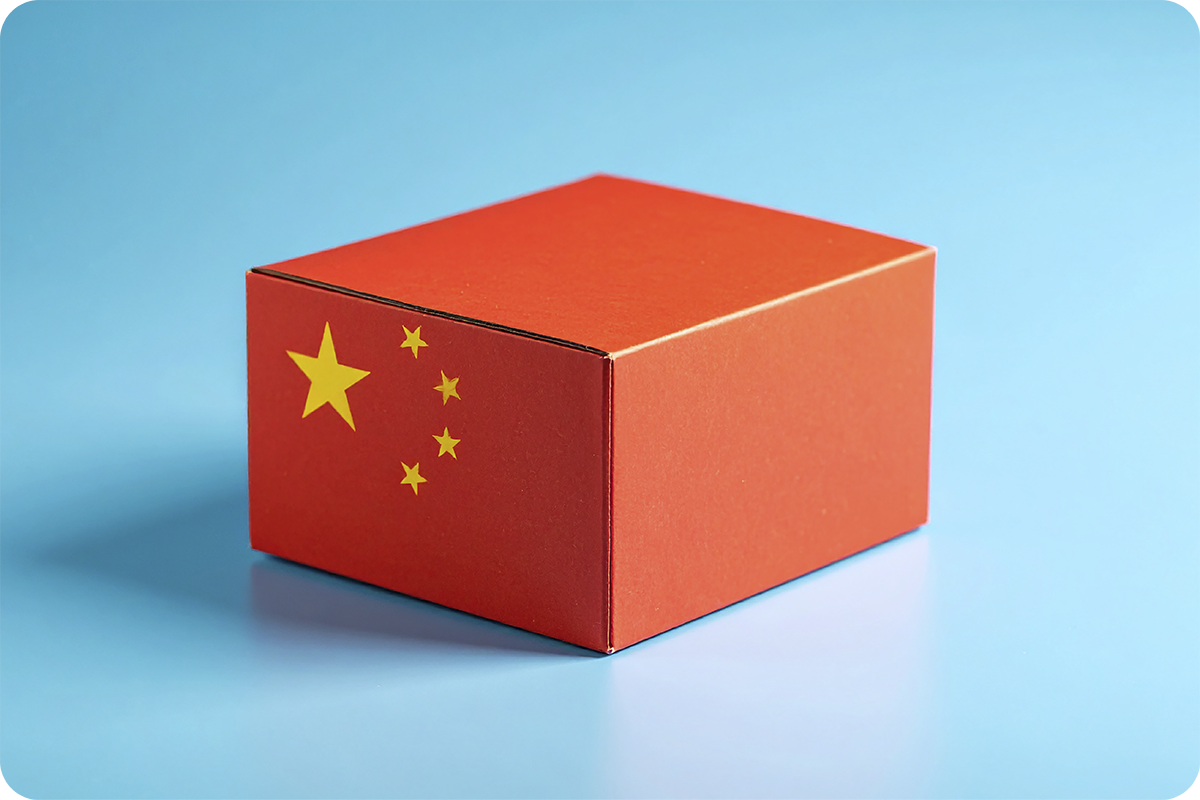 Caixa com estampa da bandeira da China sobre fundo azul, representando o processo de habilitação no RADAR Siscomex para importar da China