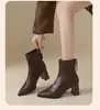 Elegante y moderno 2026 Colección de otoño/invierno estilo coreano: botines de punta fina con tacón grueso, zapatos de tacón alto de cuero para mujer, botas de ajuste ceñido