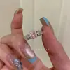 Anillo Falso de Fritillaria Color Azúcar Rosa para Mujer Anillo de Lujo Ligero de Alta Gama Diseño de Nicho Anillo para el Dedo Nuevas Explosiones 2025