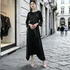 Vestido estilo Miyake con textura de alta gama, popular en los mercados europeo y estadounidense, diseño de talla grande, asimétrico, de corte holgado y con detalle de lazo