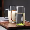 Atacado de copos para chá verde de vidro borossilicatado verde com alças coloridas e bases espessadas, adequados para uso doméstico, copos de chá de grande capacidade, copos de vidro com alças quadradas e opções personalizadas disponíveis