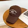 Novo boné bordado com letra estilo coreano para homens e mulheres, adequado para todas as estações, boné de beisebol versátil para atividades ao ar livre que faz o rosto parecer menor, boné de beisebol estilo americano