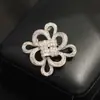 Broche de Nudo Chino Tejido de Diseño de Alta Gama Estilo Chino, Pin Accesorios Versátil de Plata Elegante y Único para Mujeres