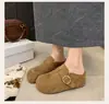 Nova coleção de outono de sandálias femininas estilo Birkenstock com sola grossa, apresentando design de bico fechado, estilo meia-chinelo e palmilhas ocultas que aumentam a altura, perfeitas para uso externo versátil