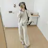 Nueva colección de otoño e invierno: conjunto de dos piezas moderno para mujer con diseño de dos piezas falso, detalles de patchwork, un suéter de botones y pantalones de pierna ancha