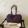 Bolsa de mano simple de nailon, ligera, gran capacidad, adecuada para ir al trabajo, elegante, versátil para salidas casuales y se puede llevar como bolso de hombro.