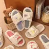 Nuevas pantuflas de algodón lindas de punta abierta para mujer, adecuadas para usar en casa y al aire libre, pantuflas tipo slip-on peludas, 2026 planas de dibujos animados con suela suave