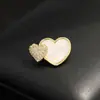 Broche de Alta Gama de Nicho con Forma de Corazón de Nácar Natural, Dulce y Delicado, con Dos Corazones Incrustados con Piedras, Pequeño Pin de Solapa, Accesorio para Mujer