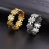Anillo de titanio con pequeño crisantemo de pedrería creativa de alta gama, corte transfronterizo, para mujer, no se decolora, lujo ligero y lindo