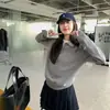 Suéter tejido de punto de manga larga color gris con solapa estilo universitario holgado estilo coreano cuello polo punto de otoño