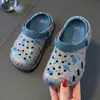 Nuevos Zuecos de Verano de Moda para Niños, Sandalias Cerradas Antideslizantes de Suela Gruesa para Niños Mayores, Pantuflas Ligeras para Exteriores
