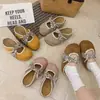 Jx2026 Moda Nova Primavera/Verão Versátil Pérola Pequena Sapatos Femininos Franceses de Solado Grosso para Mulheres Baixas, Aumentadores de Altura Solado Macio Bico Fechado