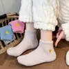 Calcetines de coral para mujer, bordados con corazones, calcetines cortos con suela de gel antideslizante para pisos, engrosados para abrigar, no hacen bolitas, calcetines para dormir