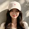 Nueva gorra de béisbol versátil de estilo coreano simple con bordado de personaje para mujer, gorra versátil de pico de pato para hombre para viajes al aire libre a principios de otoño