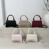 Moda Transfronteiriça Simples e Estilosa Bolsa Feminina com Estampa de Letras 2025 Nova Tendência Versátil Bolsa de Ombro Crossbody Pequena Quadrada
