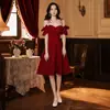Vestido Rojo Temperamental Corto de Noche para Mujer Tirantes Finos Hombros Descubiertos Mangas con Volantes Línea A Dobladillo Ancho Vestido para Fiesta de Cumpleaños