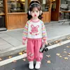 Conjunto de Moletom Listrado com Estampa de Coelho Desenho Animado Fofo para Meninas, Novo Conjunto Esportivo de Duas Peças para Outono, Estiloso para Crianças Pequenas