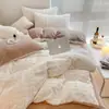 2026 Transmisión en Vivo Más Vendido Cuadros Pequeños de Gama Alta Felpa de Conejo Rex 320g Jacquard Tridimensional Color Sólido Leche Polar Juego de Cuatro Piezas