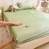 26 sábanas bajeras de invierno nuevas hechas de terciopelo de leche, protector de dormitorio, estilo sábana de cama de cobertura total, juego de cama de terciopelo coral de leche, juego de tres piezas