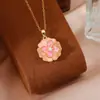Colar Rotativo com Pingente Inlaid de Zircônia Transfronteiriço Cor de Cobre Gota de Óleo Novo para Mulheres Flor Amor com Temperamento de Alto Padrão