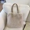 Bolso de mano de felpa de color liso y gran capacidad, nueva colección otoño 2026, bolso de hombro/bolso de axila casual, simple y elegante