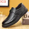 Nuevos mocasines casuales de velcro de cuero genuino versátiles para otoño, zapatos de conducción transpirables con suela suave antideslizante