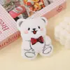 Broche de urso de pelúcia com gravata borboleta, acessório de boneca de desenho animado, pingente para bolsa, acessório DIY para roupas e sapatos