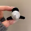 Pinza para el cabello de perla en tono gris medio recogido Elegante Flequillo Pinza Pequeña de 5 cm para Mujeres 2025 Nuevo Tiburón de Gama Alta
