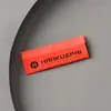 Nueva Etiqueta Tejida al por Mayor Etiqueta de Cuello Plegable para Ropa Chaquetas Pantalones Poliéster Marca Registrada Textiles para el Hogar Juguetes Accesorios de Ropa