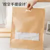 [En stock al por mayor] Bolsa autosellante de papel kraft con ventana y asa, bolsa de embalaje para ropa con fondo plano
