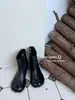 Botas de Tornozelo Estilo Coreano Nicho Pé de Porco Bico Dividido Femininas 2026 Novo Outono Versátil Botas Chelsea Planas Botas Martin