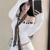 Camiseta Feminina de Manga Longa com Estampa de Letras Brancas e Ombro Caído para Outono e Inverno Cintura Fina Design Hot Girl Top Justo Modelador