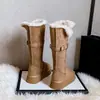 Primeiro Encontro Temporada 2026 Novas Botas de Neve com Solado Grosso para Mulheres Decoração com Fivela de Couro Botas Quentes de Cano Médio Inverno Espessadas com Plus Fleece