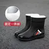 Botas de lluvia para hombre de media pantorrilla antideslizantes impermeables zapatos nueva moda exterior cerradas botas de agua cálidas zapatos cortos de goma hombre venta al por mayor