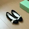 2026 Sapatilhas Femininas de Couro Macio com Laço Francês Tamanho Grande Estilo Coco Chanel Confortáveis de Usar Lindos Sapatos de Verão