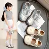 Zapatos de Cuero Cerrados para Niñas 2026 Primavera Nuevo Estilo Coreano Lazo de Perla de Moda Versátiles Casuales Zapatos de Princesa