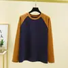 Novo estilo outono e inverno feminino, camada interna quente, top casual solto com gola redonda, mangas raglan coloridas e forro de fleece
