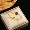Pulsera de moda europea y americana de acero de titanio con flor de cuatro hojas para mujer ins que no se decolora Joker abierta de acero inoxidable fabricantes mayoreo