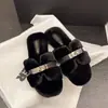 Chinelos peludos femininos para uso externo, novo estilo de moda outono/inverno 2026 com fivela de metal, chinelos de algodão preguiçosos para calçar e tirar facilmente