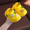Zapatos de Agujeros para Niños Verano Transpirables Antideslizantes Puntera Doble Uso Doméstico Pantuflas para Niños Sandalias Lindas de Dibujos Animados para Niños y Niñas