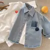 Chaquetas para niños, populares camisas de primavera y otoño, camisas geométricas rasgadas para niños y niñas, chaquetas de mezclilla desgastadas de dibujos animados, modernas
