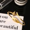 Pulsera Abierta de Mariposa para Mujer Diseño Nicho ins Sentido Avanzado Oro de 18K Lujo Ligero Versátil Exquisita Pulsera de Acero de Titanio